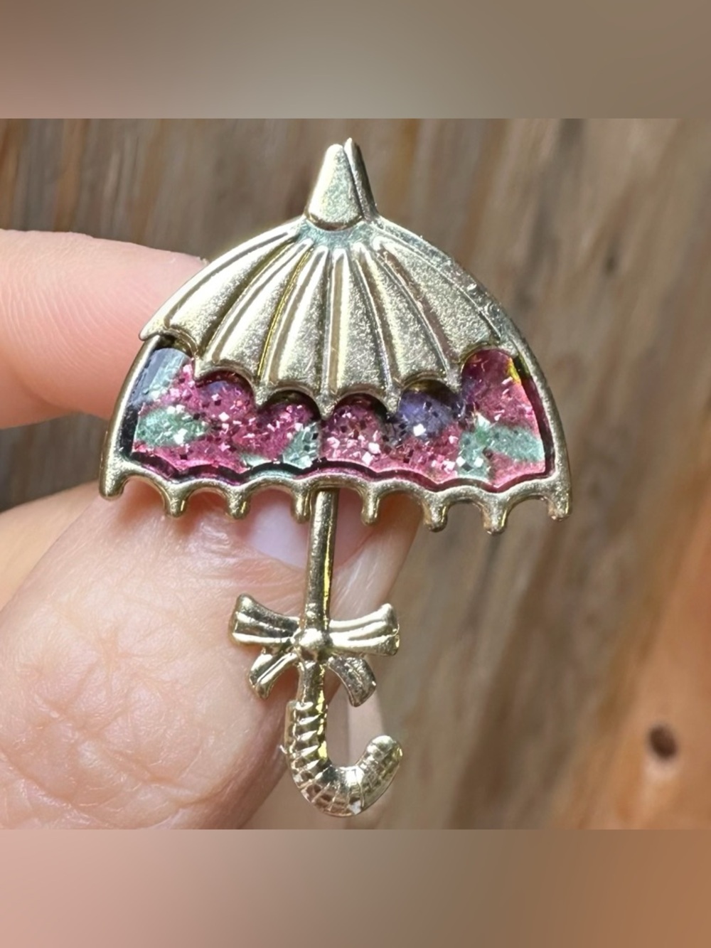 Glitter enamel and gold tone metal brooch